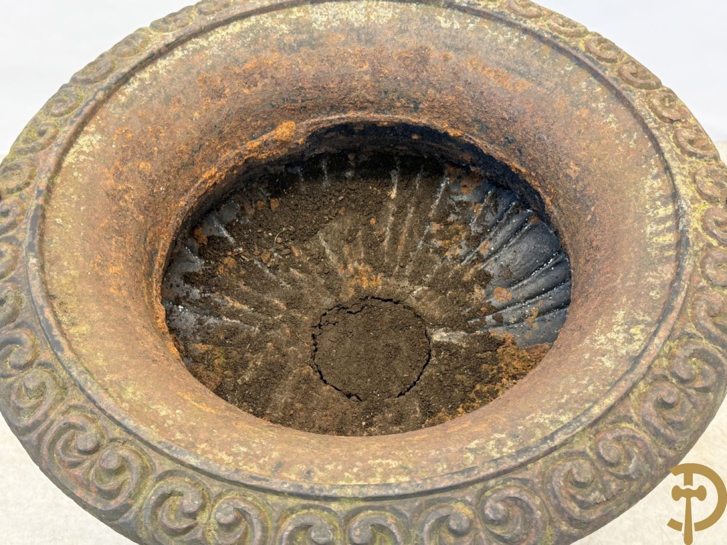 Kelkvormige amfoorvaas op gietijzeren sokkel