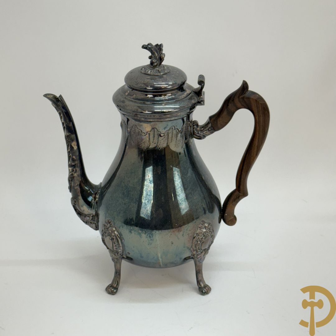 Verzilverd koffieservies met Louis XV motieven op verzilverde schotel, gemerkt M R 25, bestaande uit koffiekan, theekan, melkkan en suikerpot