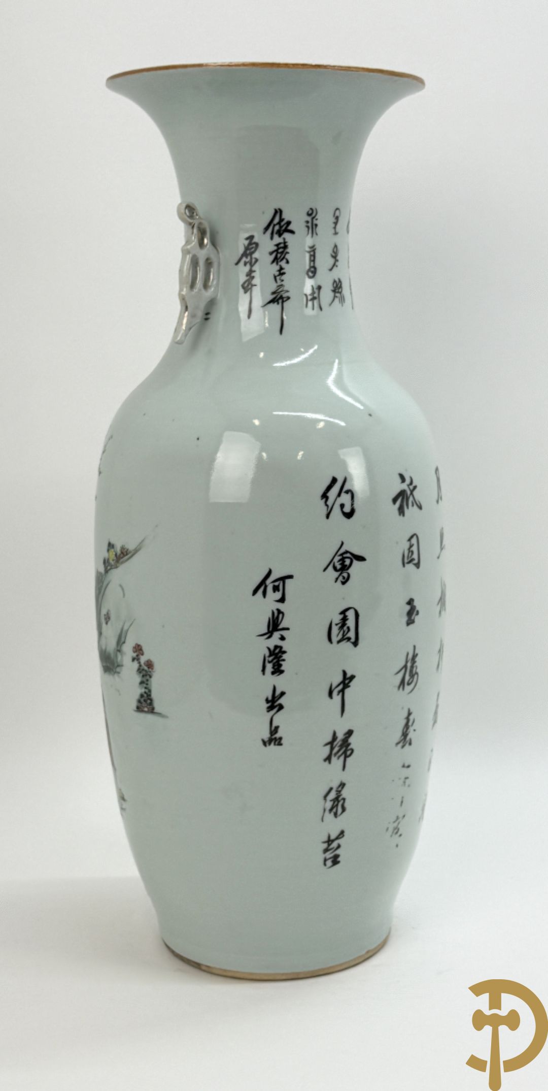 Chinese porseleinen vaas met decor van dames in landschap