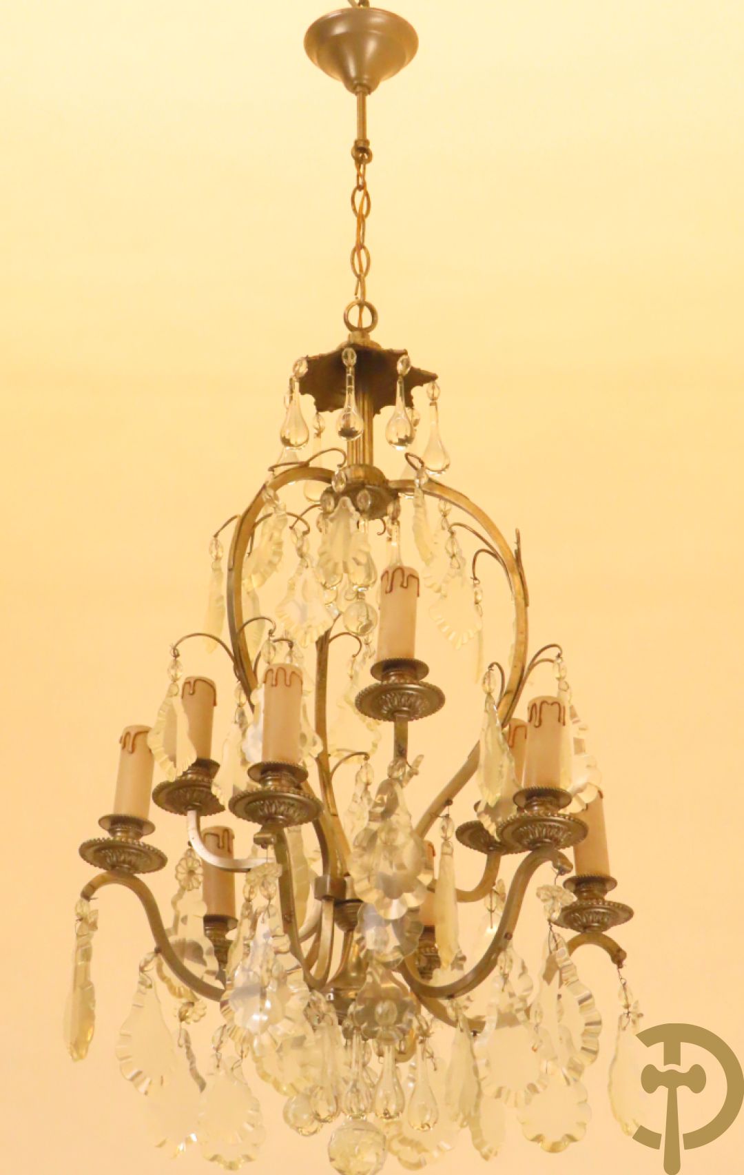 Franse chrome luchter met  9 lichtpunten bezet met tranenbellen en plakettes