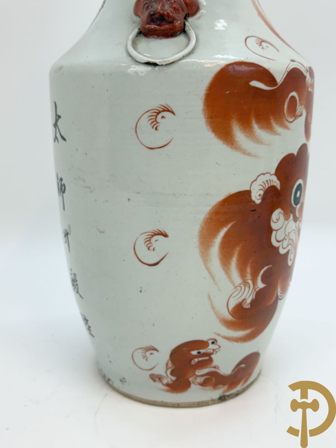 Chinese porseleinen vaas met decor van fo honden + Dekselpotiche in Chinees porselein met geanimeerd decor van dames in landschap