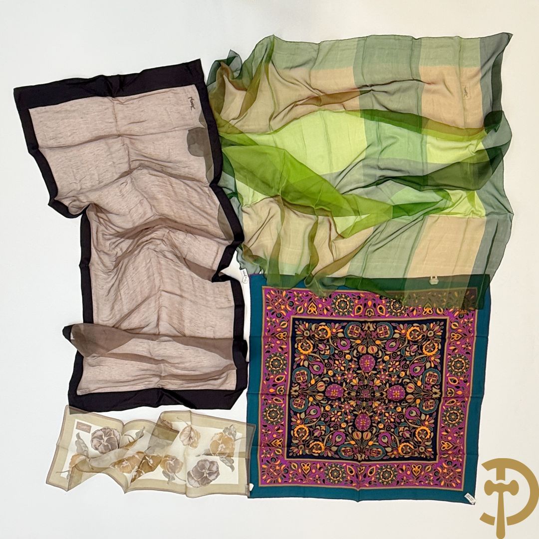 Vier foulards Yves Saint Laurent (nooit gedragen komt uit winkel restant)