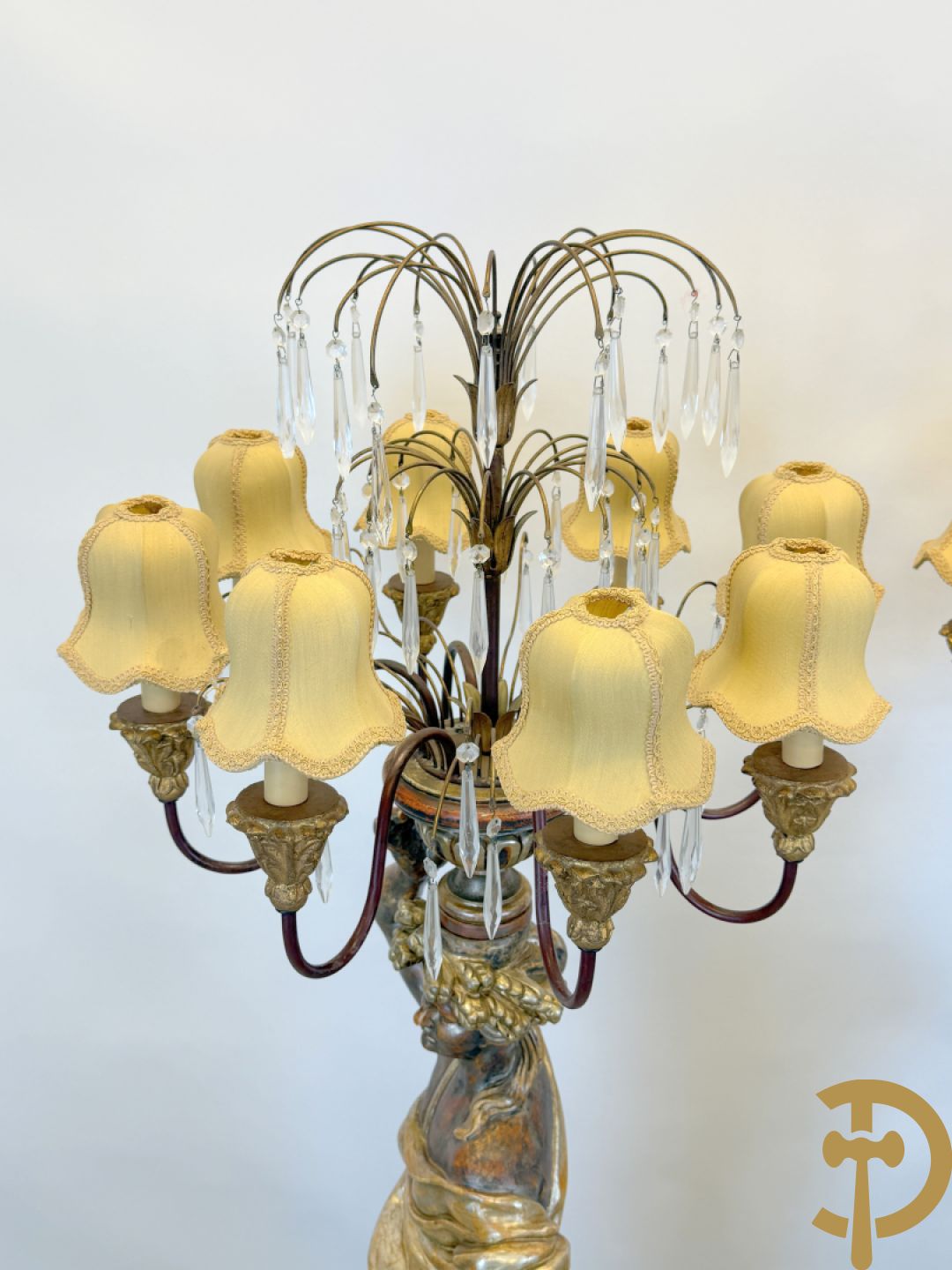 Paar gepolychromeerde dames op sokkel, bekroond met achtarmige kandelaar met lichtpunten en bellen, Italiaans, jaren 