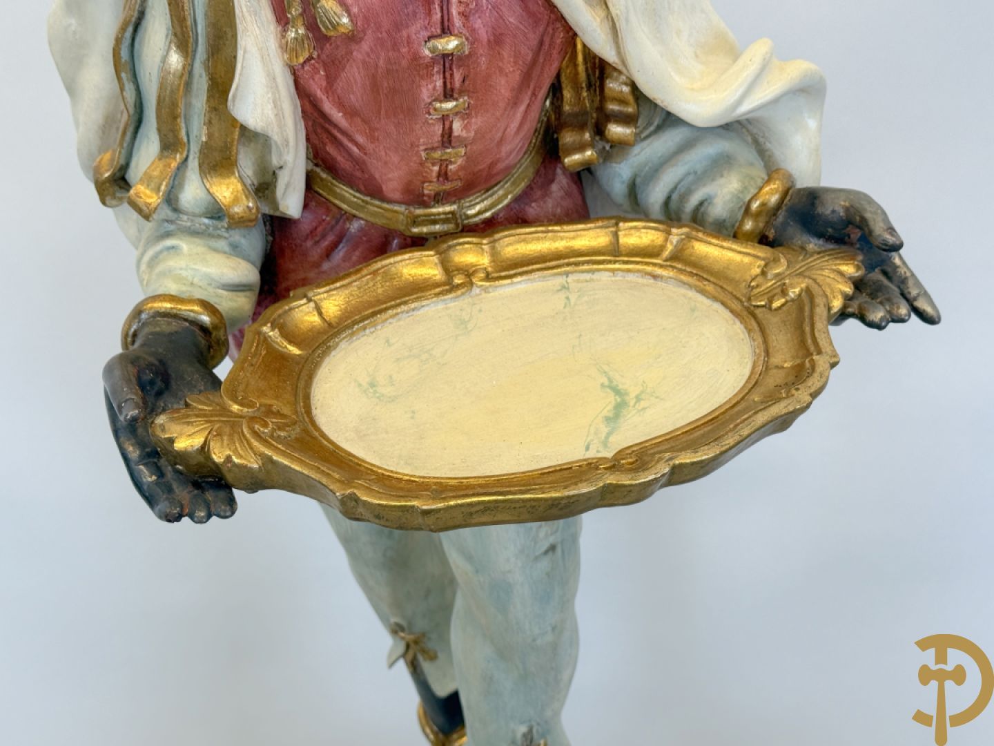 Gepolychromeerde staande moor in Victoriaanse kledij, met opdienschaal, op sokkel - Italiaans