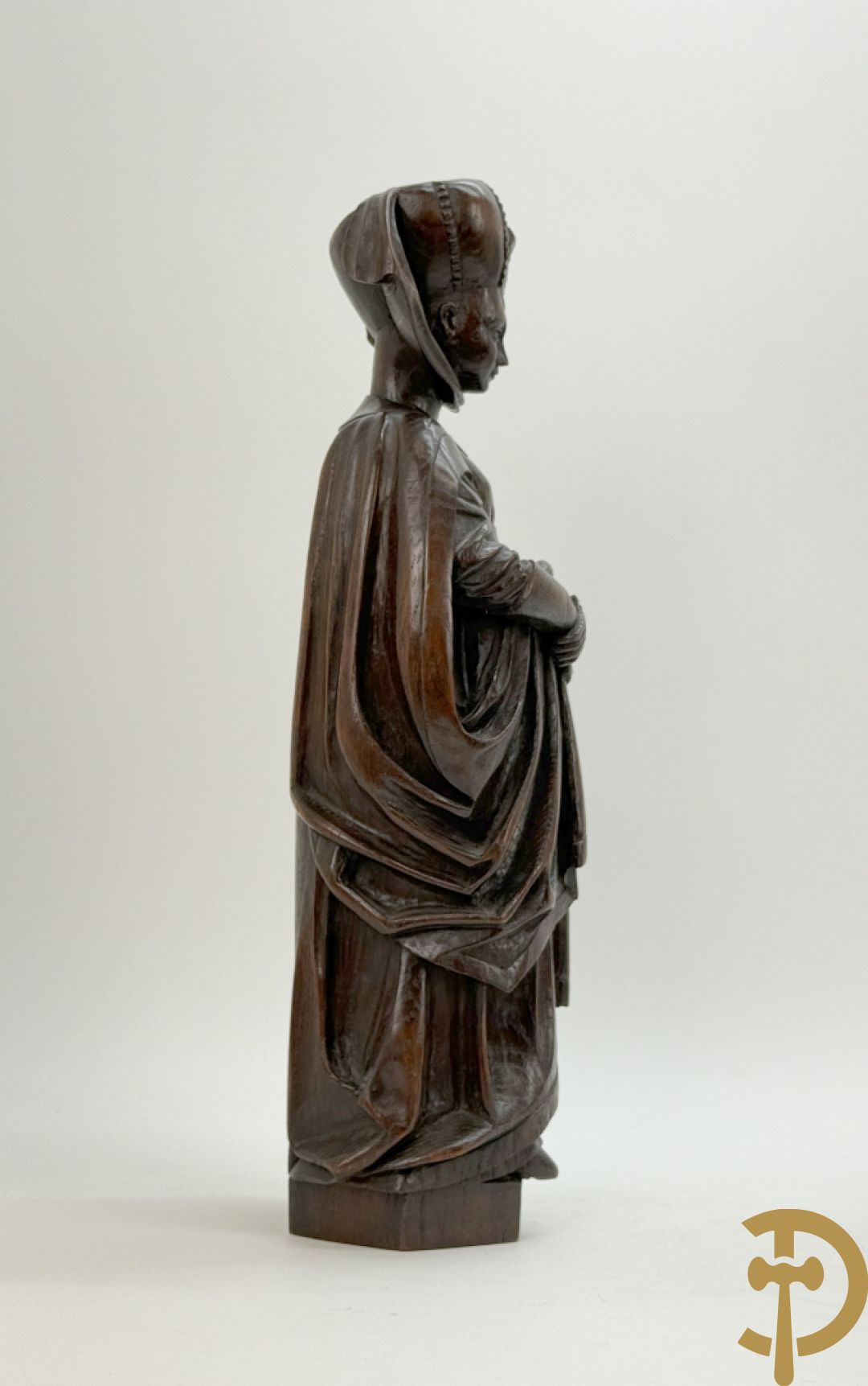 Houtgesculpteerd beeld van dame Pleurans