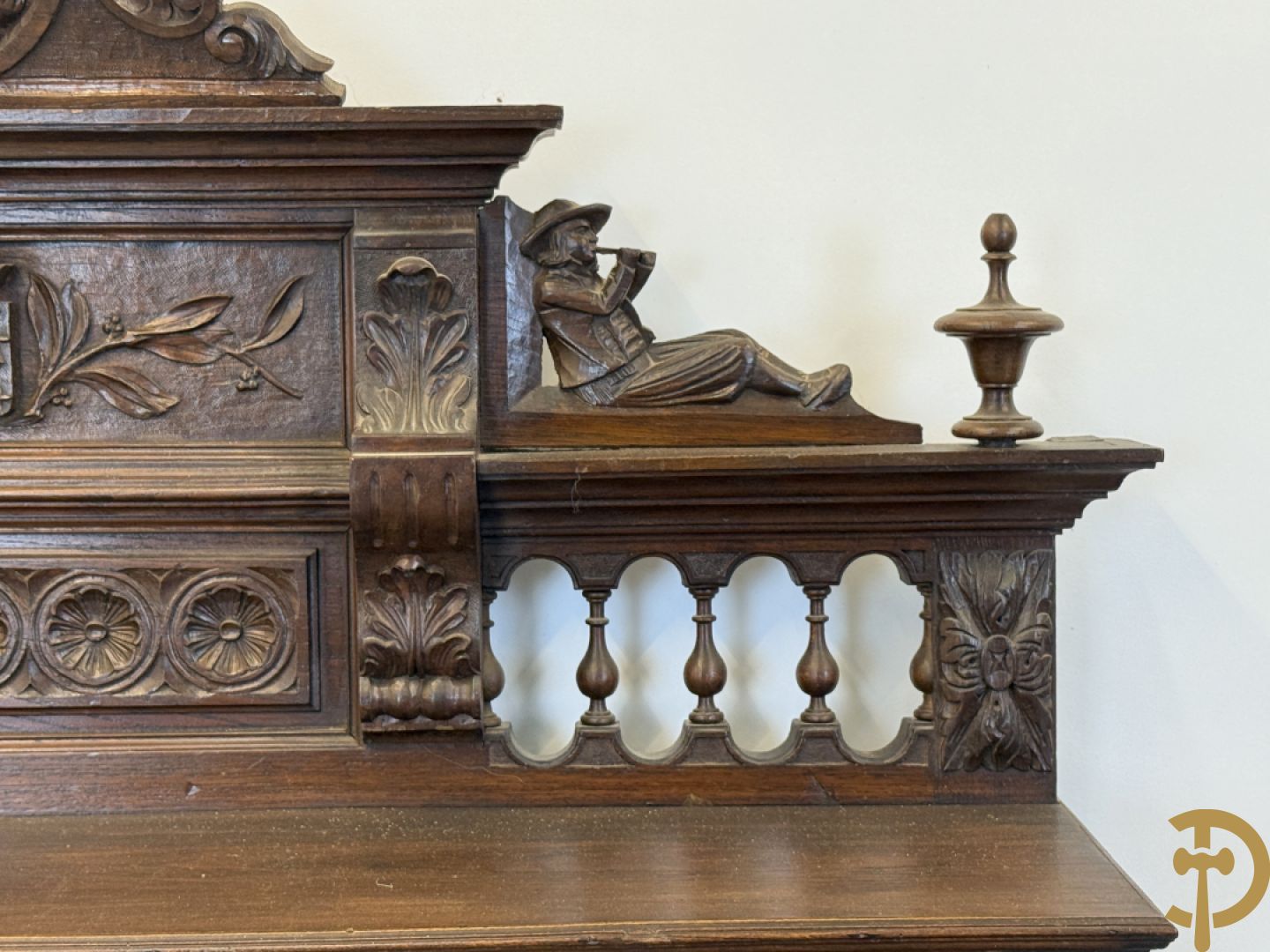 Massief eiken Bretoense eetkamer bestaande uit buffet met 3 deuren boven, 2 deuren onder, lades midden en gesculpteerde geanimeerde scènes + desserte + uittrekbare tafel + 6 stoelen + extra allonge