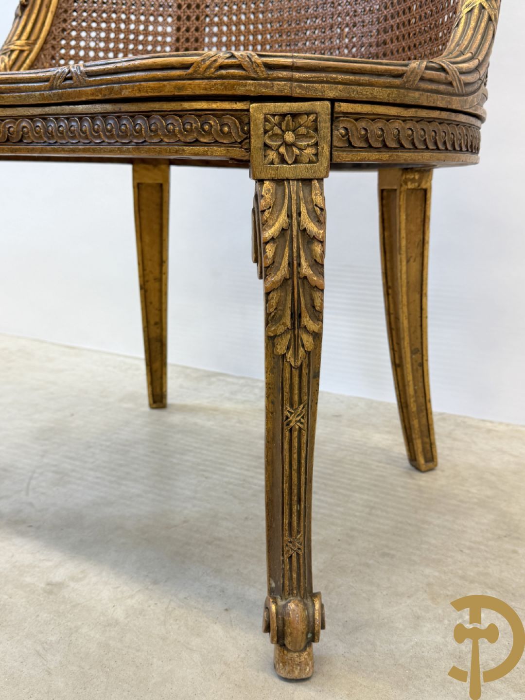 Paar bijzetzetels Louis XVI stijl met bloemenmotieven op voluutvormige poten, dubbel gecanneerd