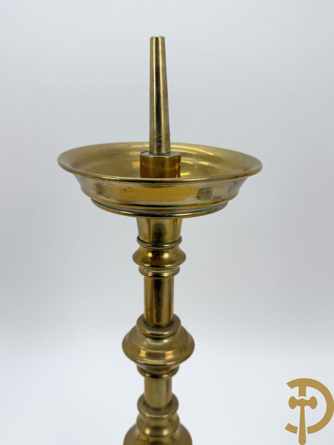 Paar antieke koperen kandelaars + paar metalen  zilverkleurige ballusterkandelaars