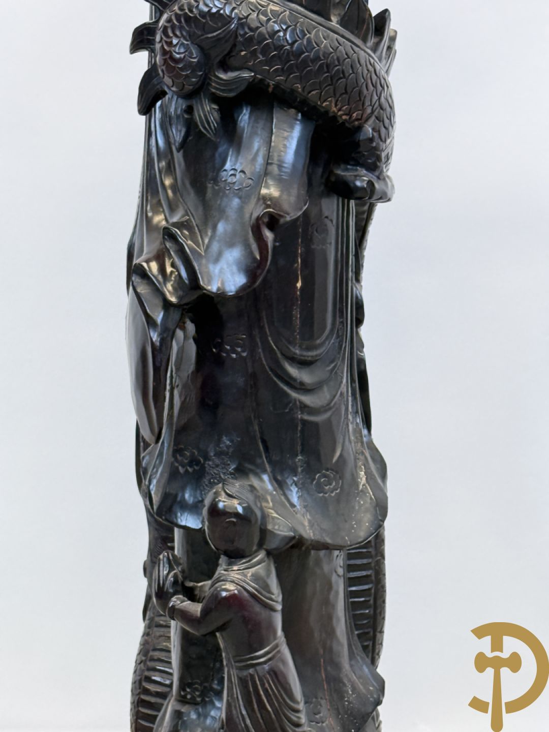 Aziatische houtsculptuur van Guanying met lotusbloem en drakenfiguur aan de voet