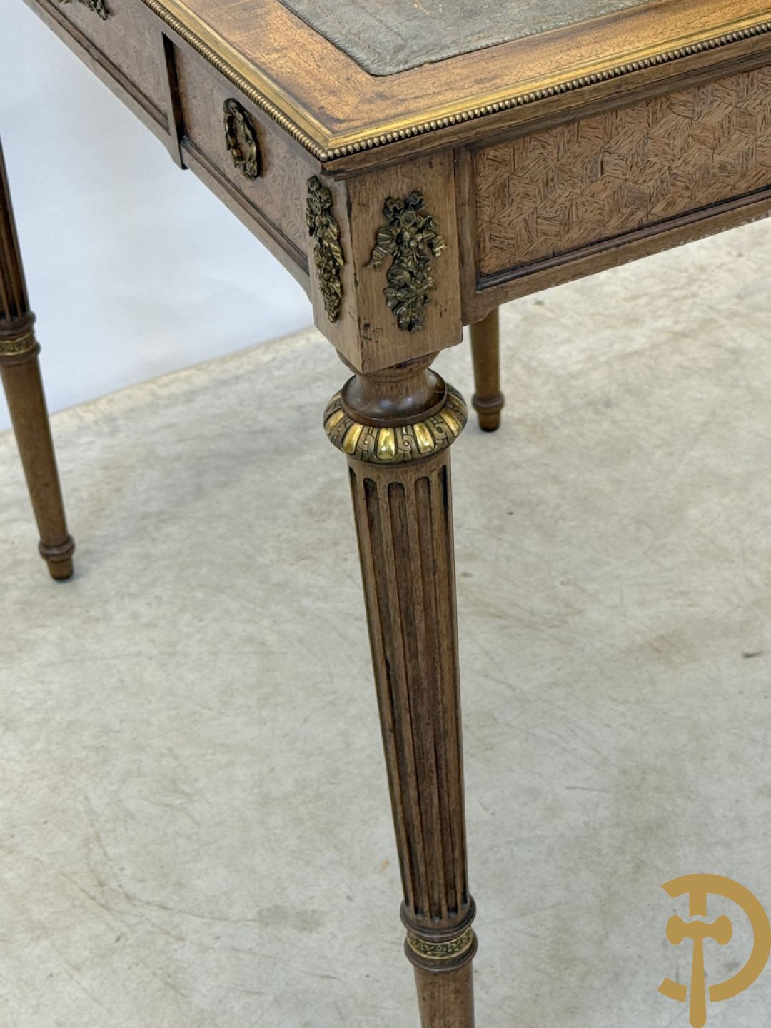 Frans notelaren damesschrijfbureel met marketterie, bronsbeslag, lederen blad, grote lade onderaan en 2 kleine lades boven, 19e