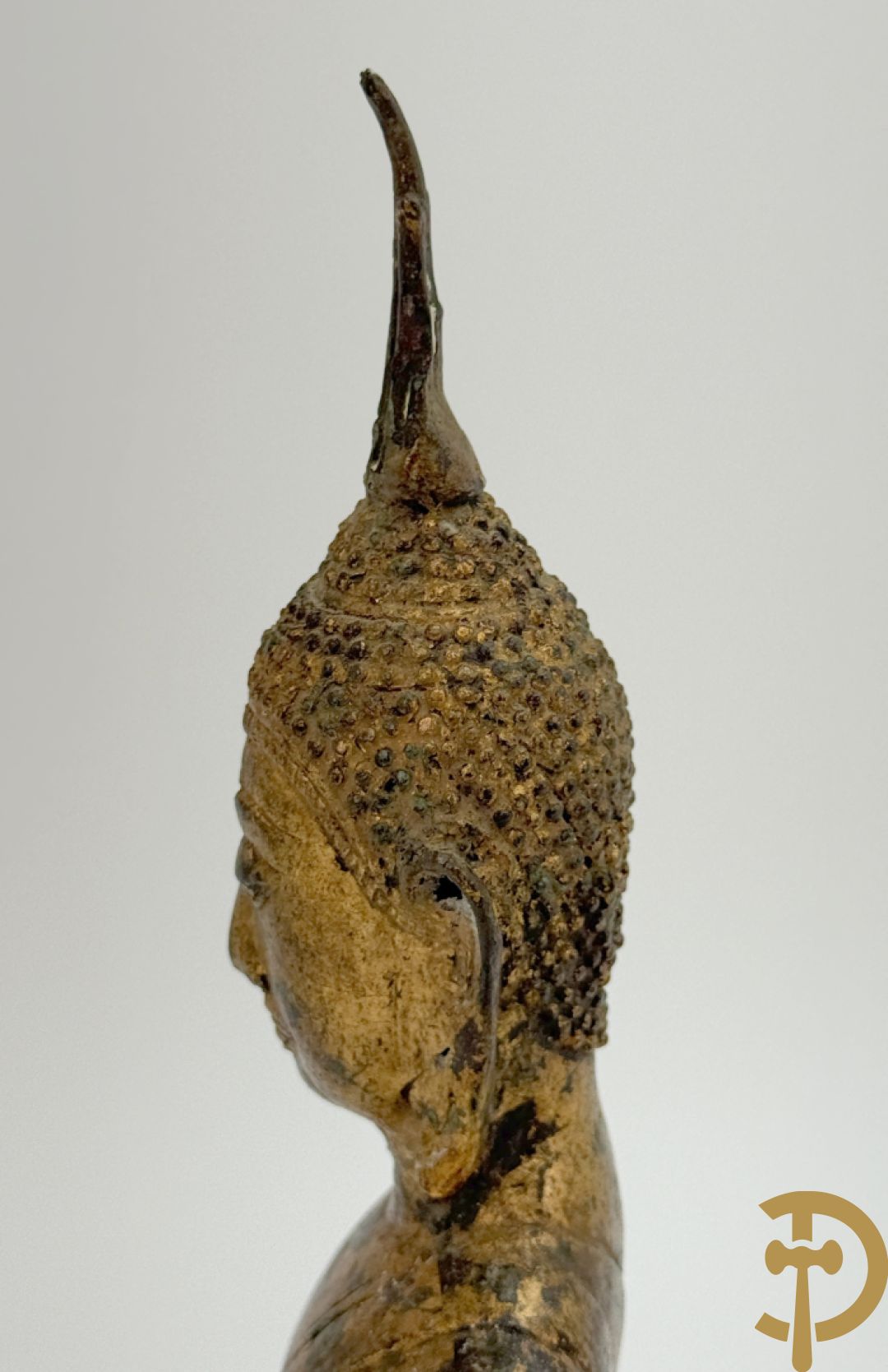 Bronzen zittende boedha in verloren was techniek + fragment van Tibetaans vergulde boedha + bronzen boedhahoofd op houten sokkel