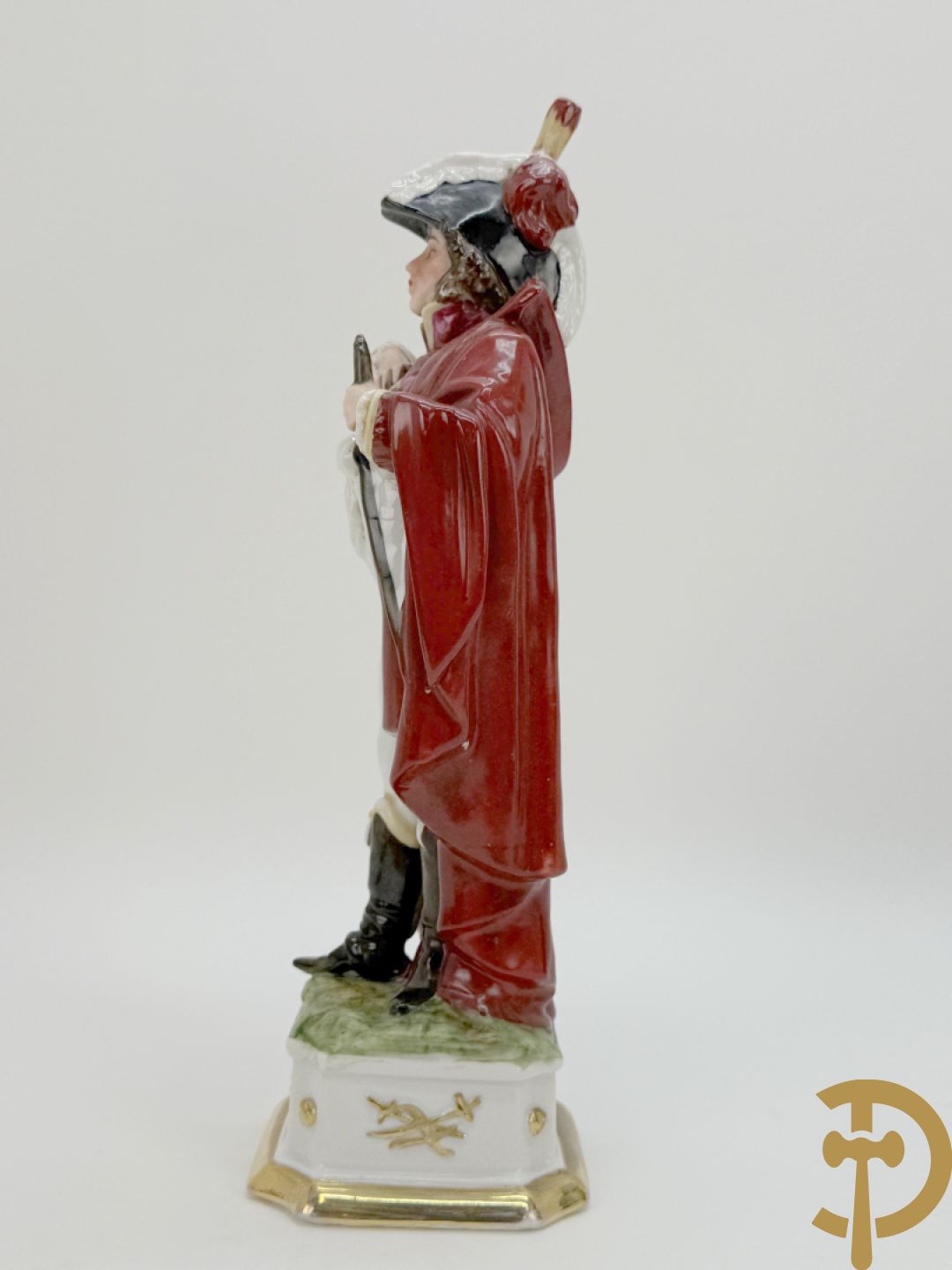Porseleinen Napoleonistische figuren w.o. Napoleon te paard, 2 officieren, staande Napoleon en 4 kleine figuren