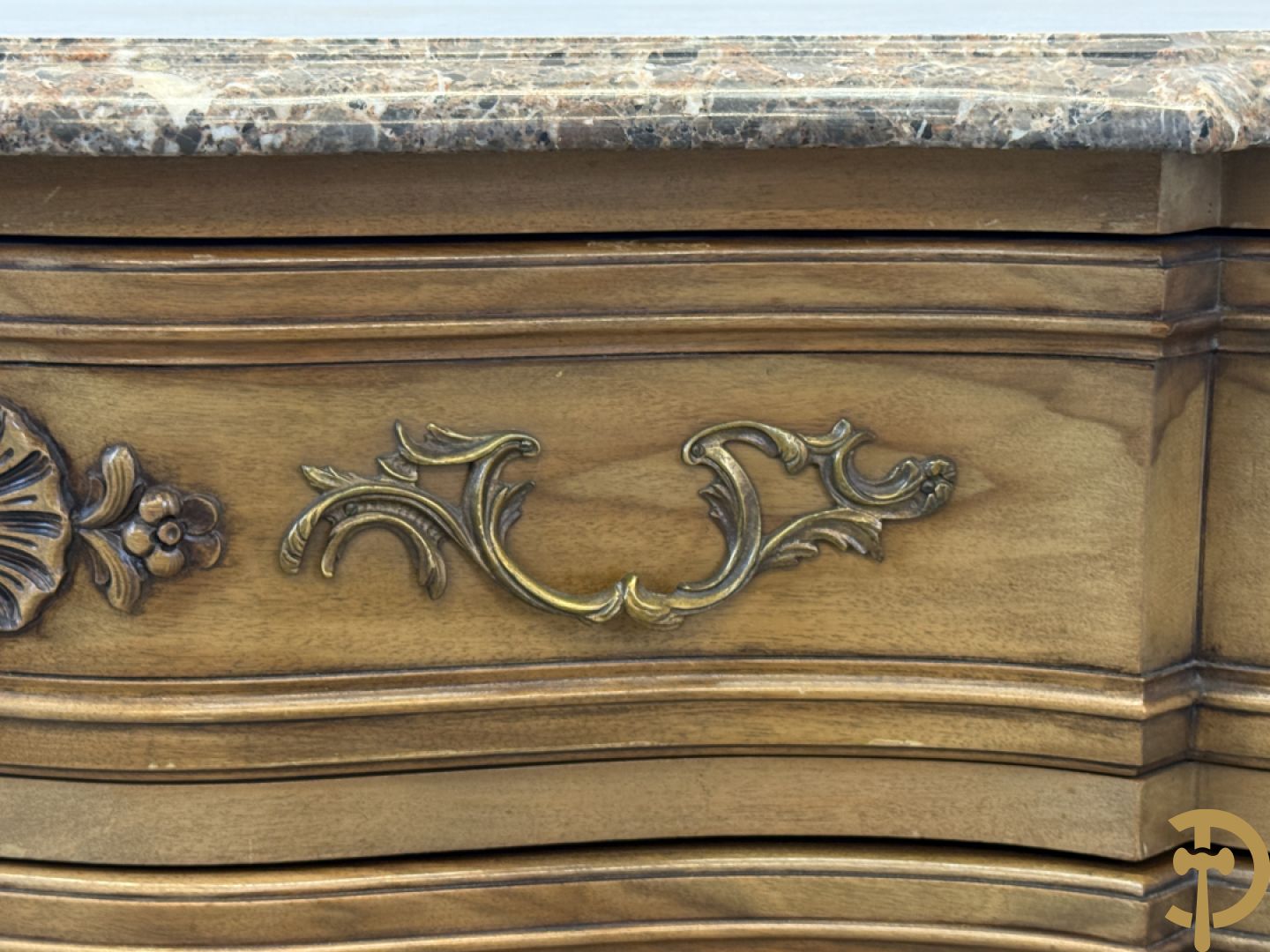 Notelaren drieladencommode met accanthusranken en rocailles, met marmeren blad, op voluutvormige poten