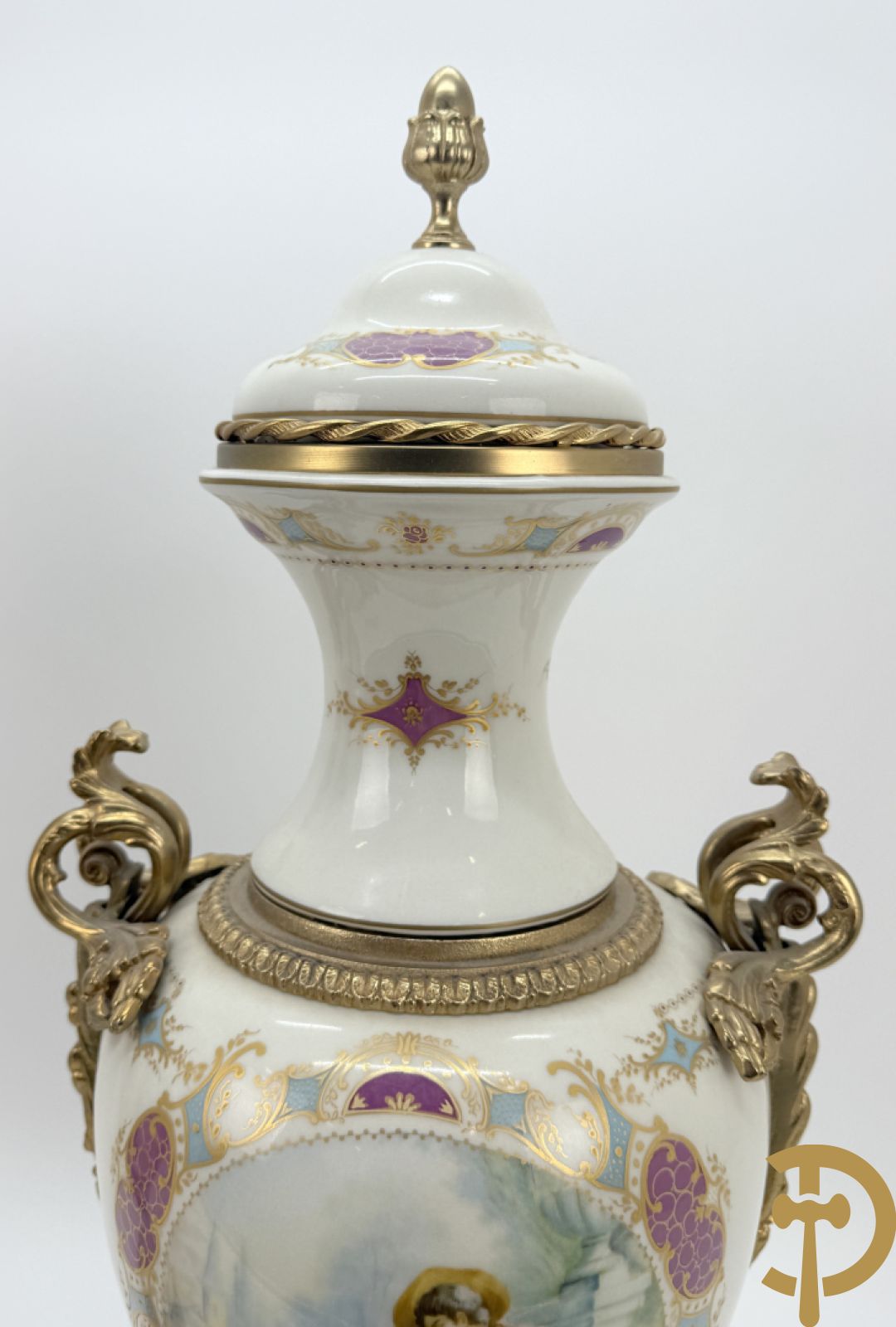 Paar porseleinen Sèvres stijl dekselpotiches met dubbel bedrukt romantisch decor en bezet met bronzen ornamenten