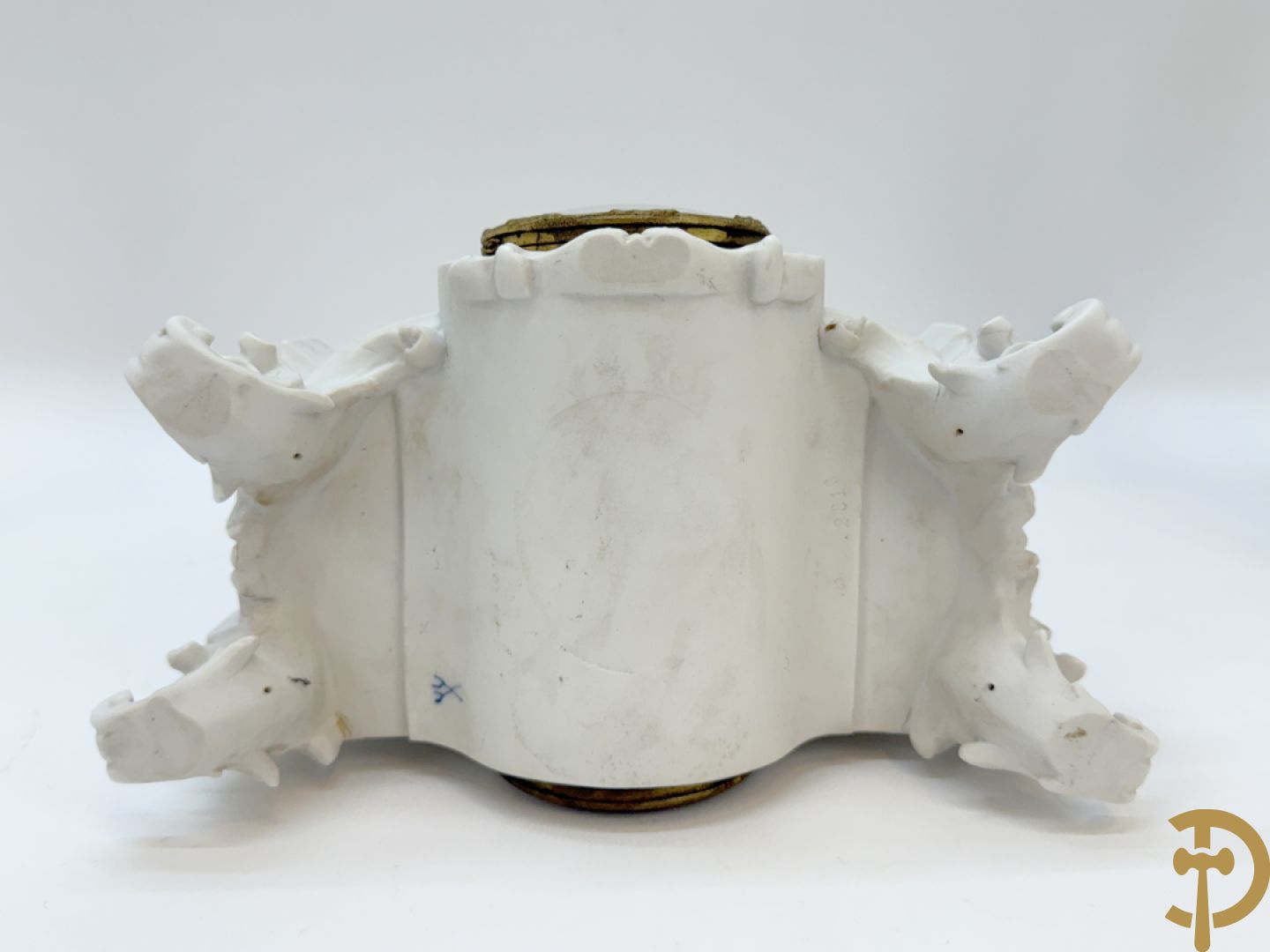 Driedelige porseleinen garnituur bestaande uit pendule bezet met lieftallig koppel, geflankeerd door paar kandelaars met cupido