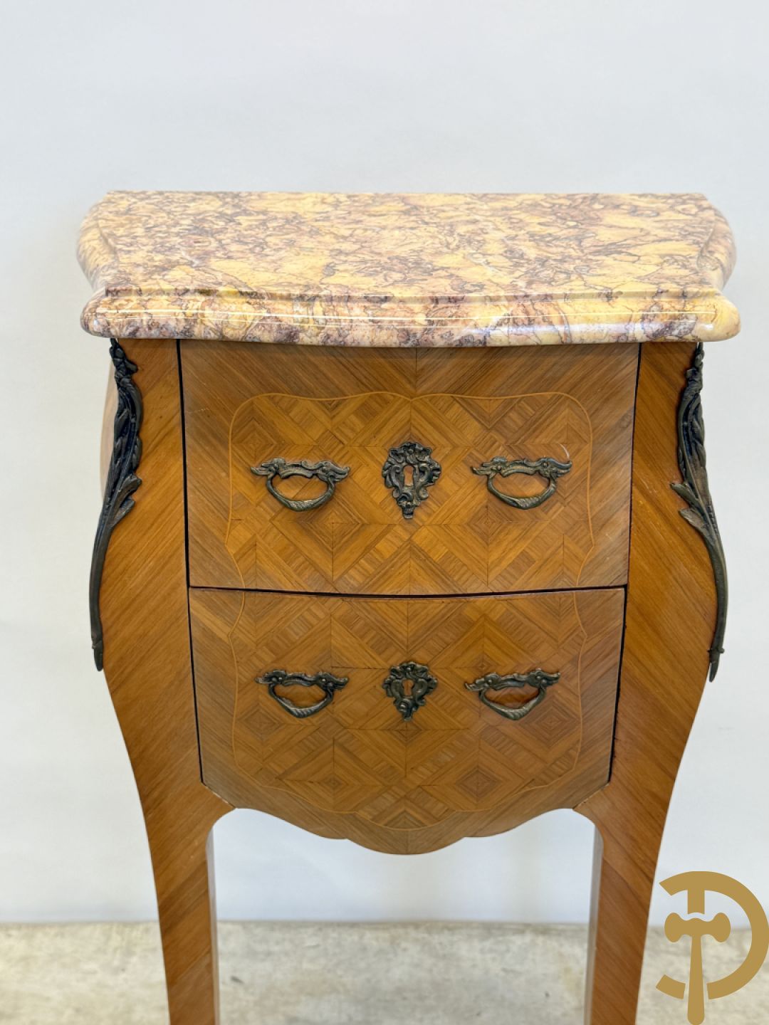 Paar notelaren bijzetkastjes met 2 lades en bezet met bronsbeslag, bovenaan met marmeren blad, op voluutvormige poten