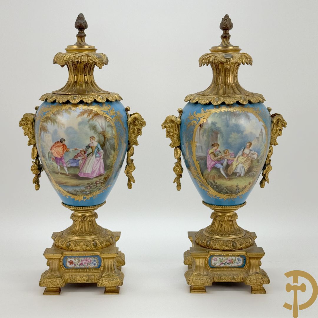 Driedelige bronzen Franse garnituur bezet met cupido