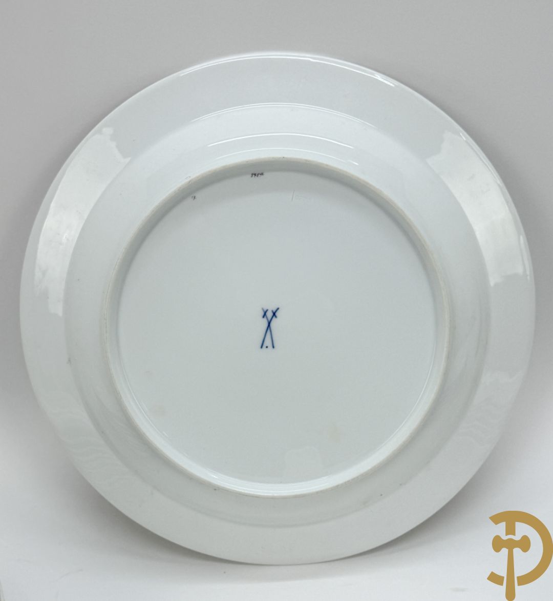 Wit porseleinen servies met vergulde rand en vergulde bloemenmotieven, Meissen, bestaande uit 8 platte borden (2 met schilfer aan rand), 7 diepe borden, 6 dessertborden, saladekom, sauskom en groentenschotel (1 handvat gelijmd)