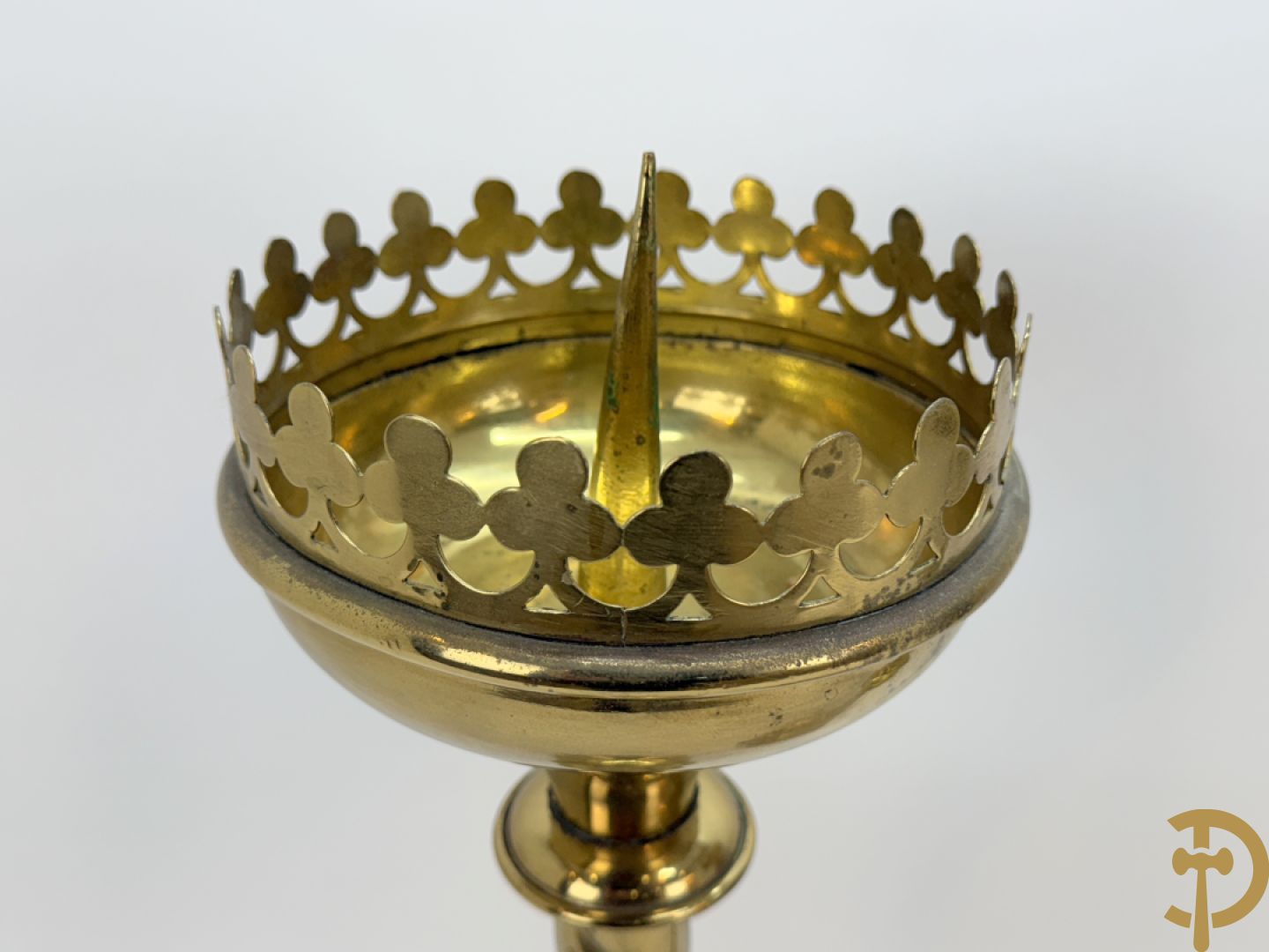 Paar koperen Neo Gotische kandelaars