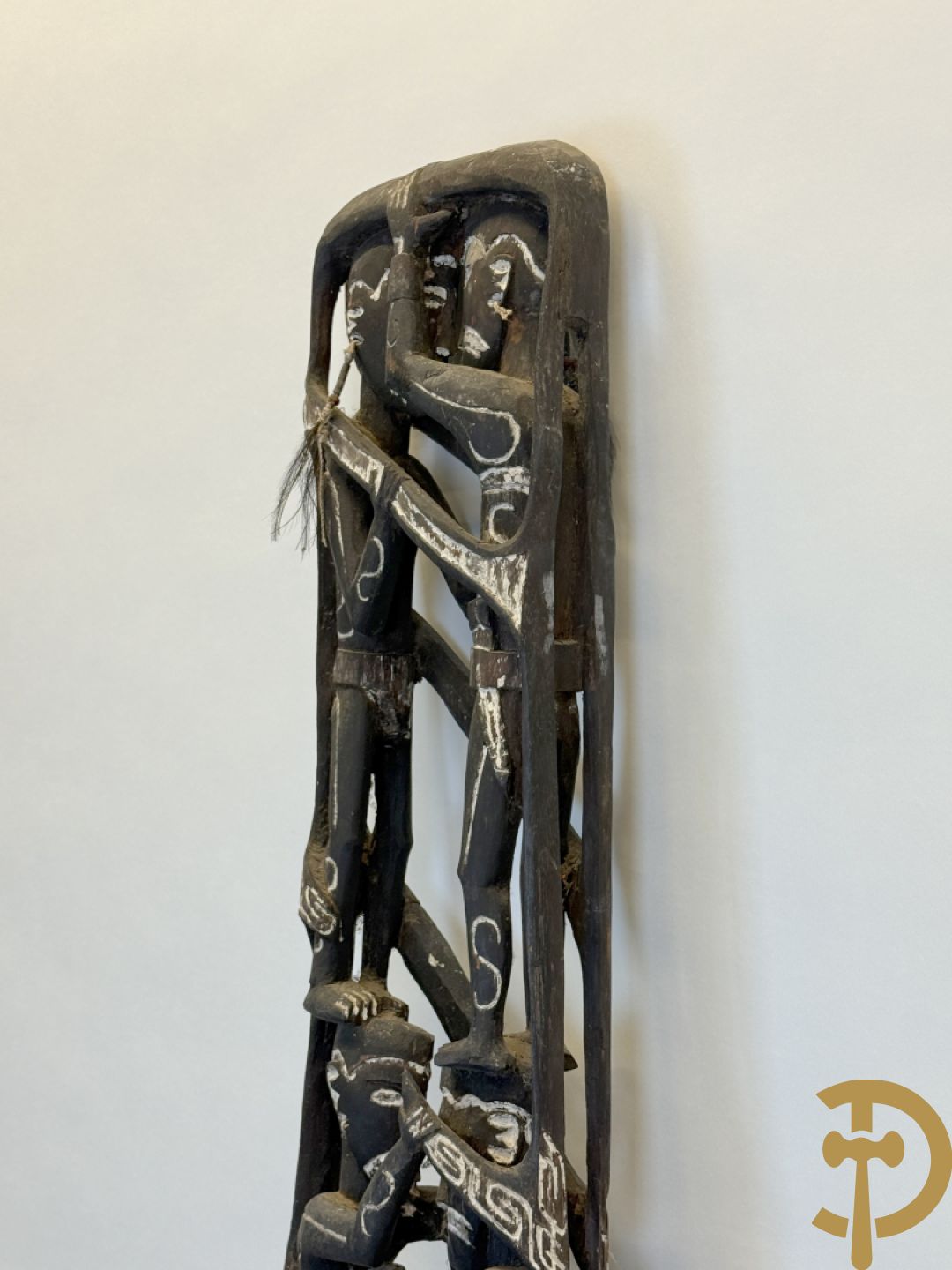 Nieuw Zeelandse totempaal met gesculpteerde houten figuren bewerkt met krijt