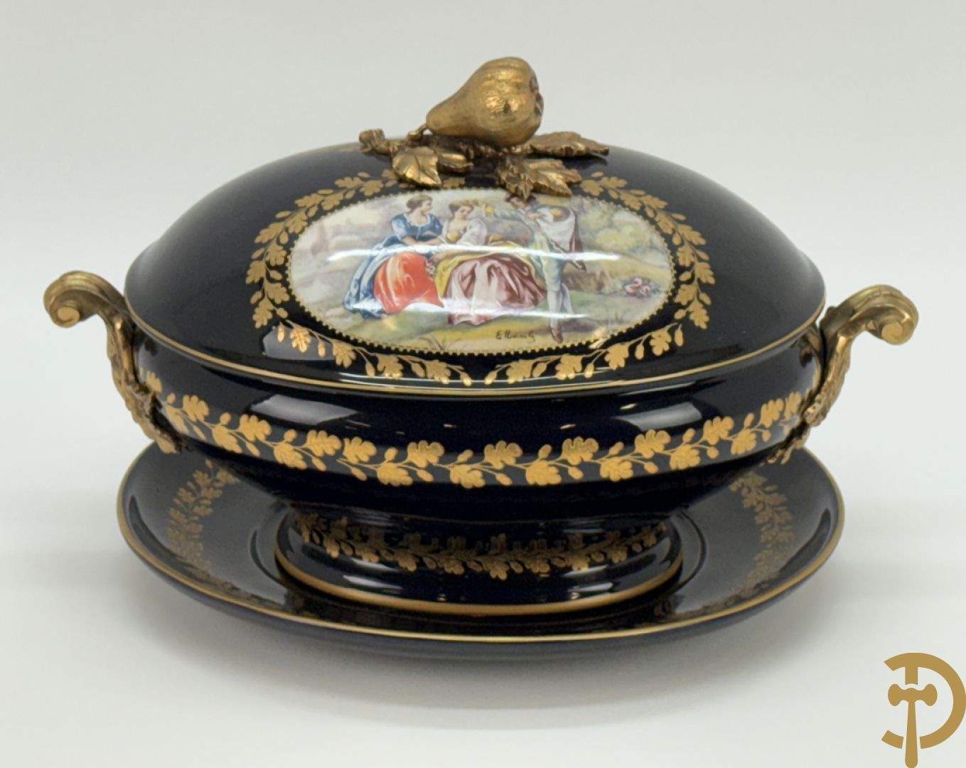 ROULI E. getekend, donkerblauwe Sèvres stijl coupe met deksel op onderschaal en bezet met bronzen ornamenten, gemerkt ACF onderaan