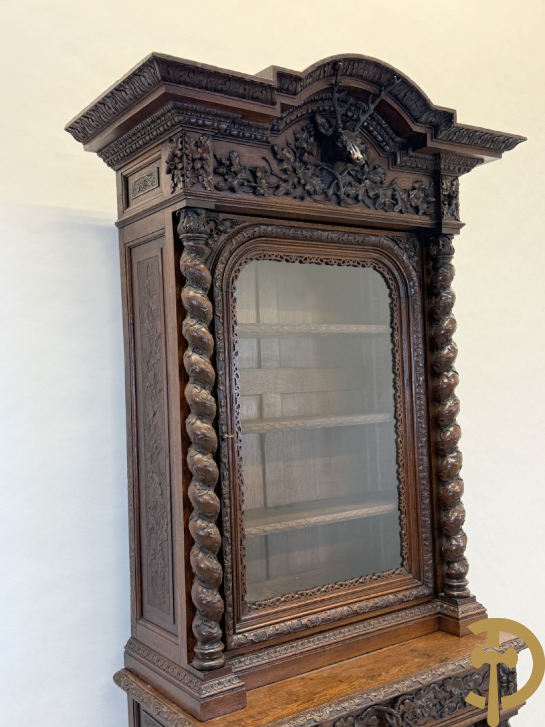 Massief eiken jacht deux-corps, bovenaan met vitrine, zijdelings met getorste zuilen, onderaan met sculptuur van everzwijn en eikebladranken