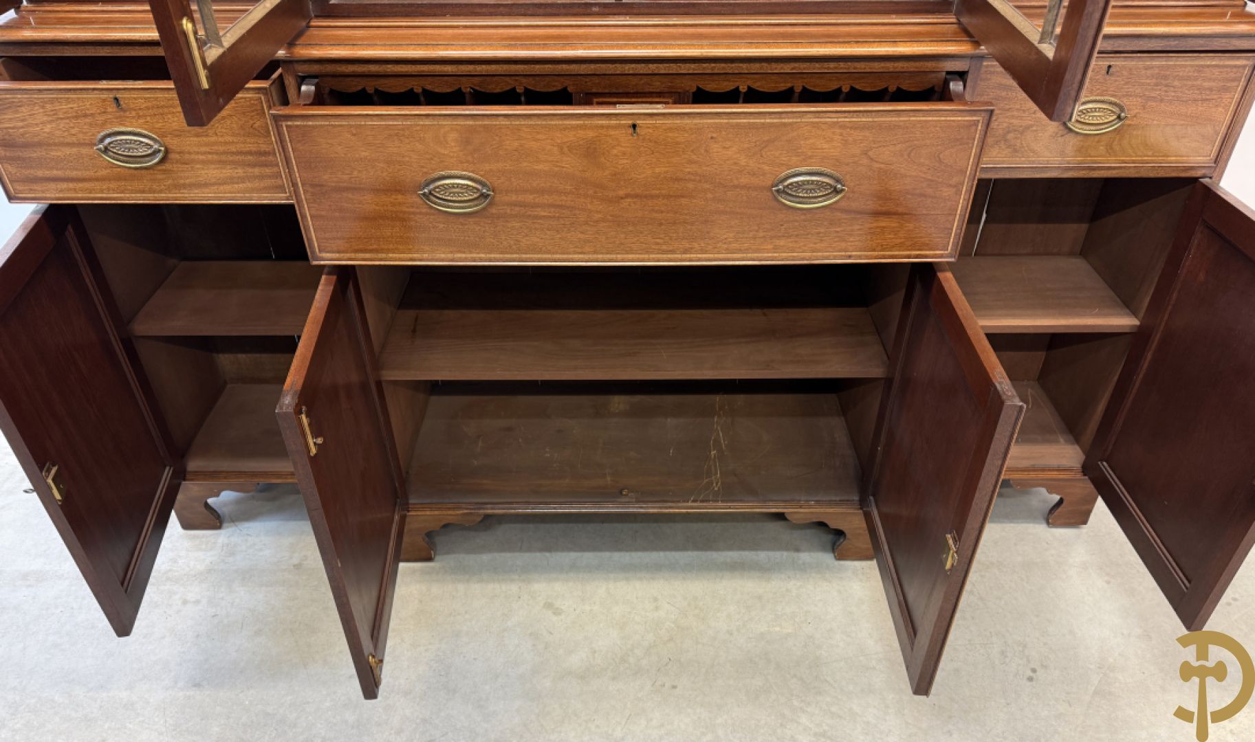 Notelaren Engelse stijl breakfront met ingebouwde secretaire, bovenaan met vitrine en decor van amfoorvazen op de deuren