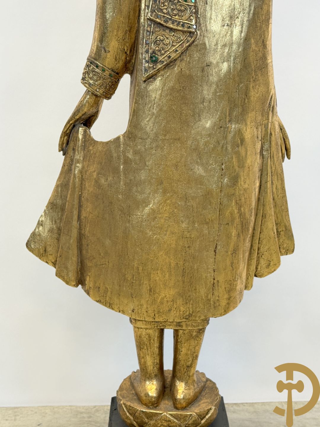 Vergulde houtgesculpteerde staande boedha bezet met spiegeltjes, op sokkel