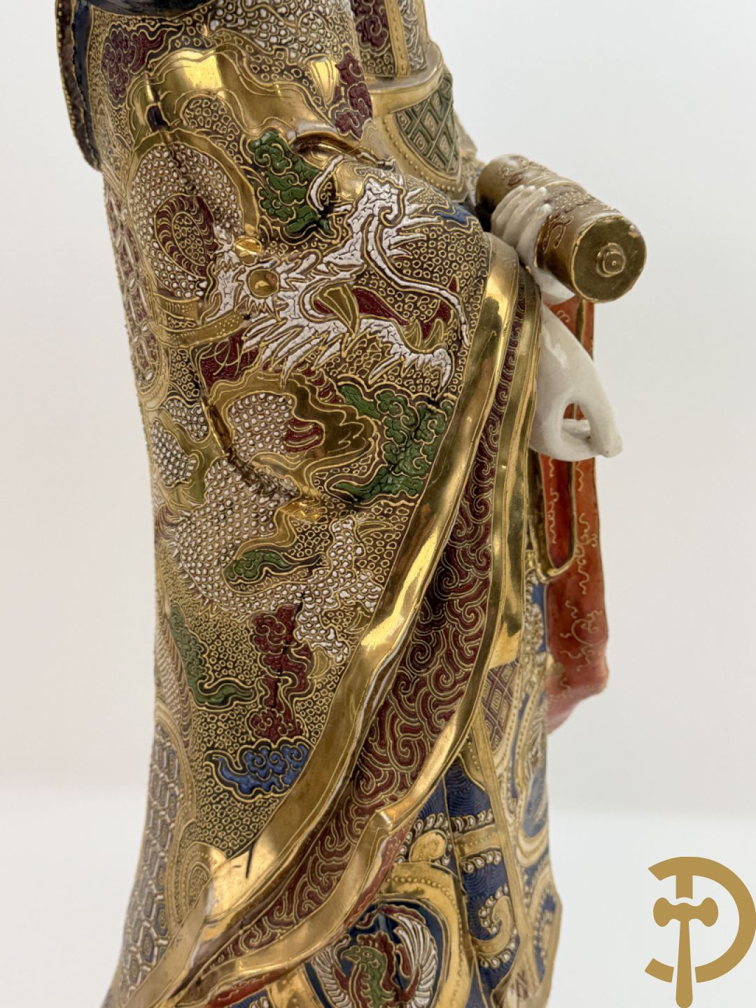 Grote staande Kwan Yin in Japans Satsumat porselein