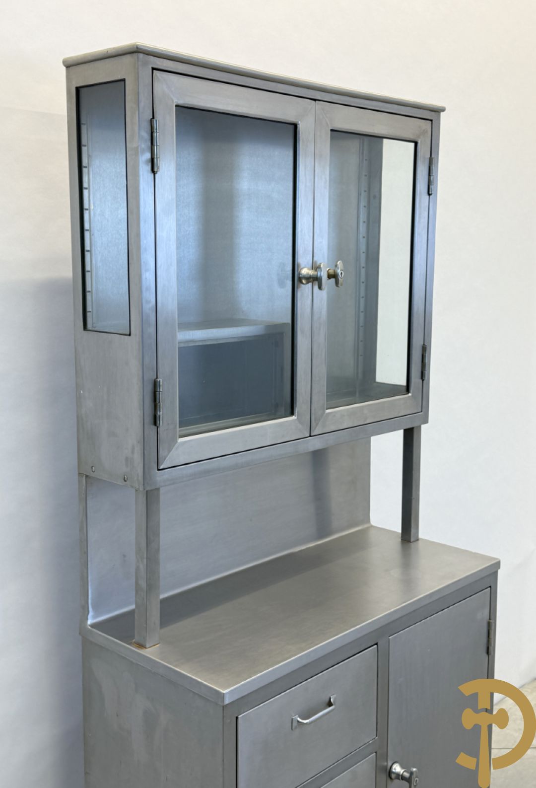 Design inox medisch kabinet, bovenaan met 2 beglaasde deuren, onderaan met deur en 3 lades, by Friedrich Schmitz, Germany