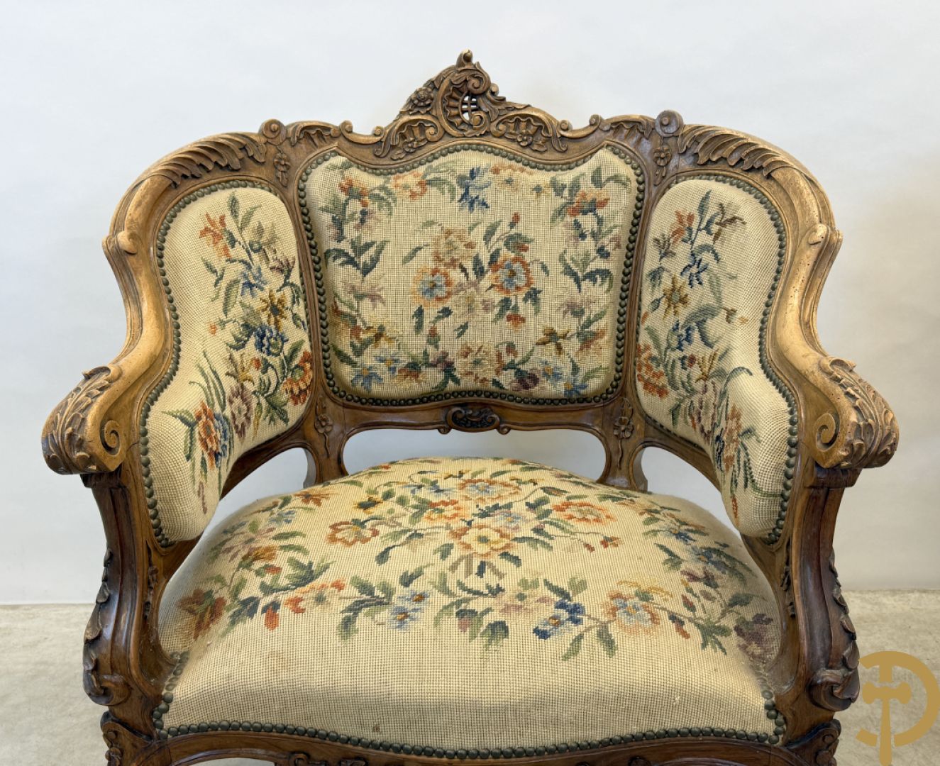 Paar armzetels bezet met petit points + 2 bijhorende stoelen