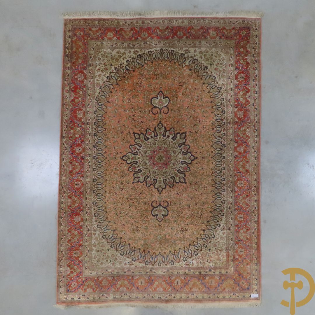 Oosters handgeknoopt tapijt zijde op katoen met centraal medaillon en bloementaferelen