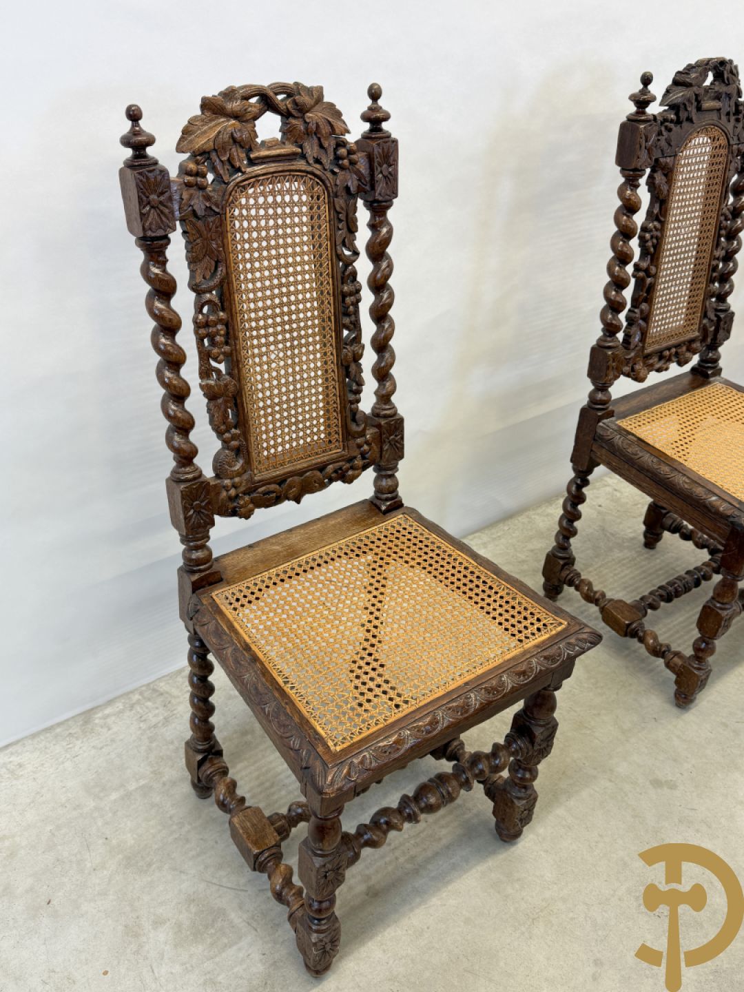 Eiken ovale jachttafel met 4 verschillende dieren + zes stoelen met canage op getorste poten (verschillende modellen)