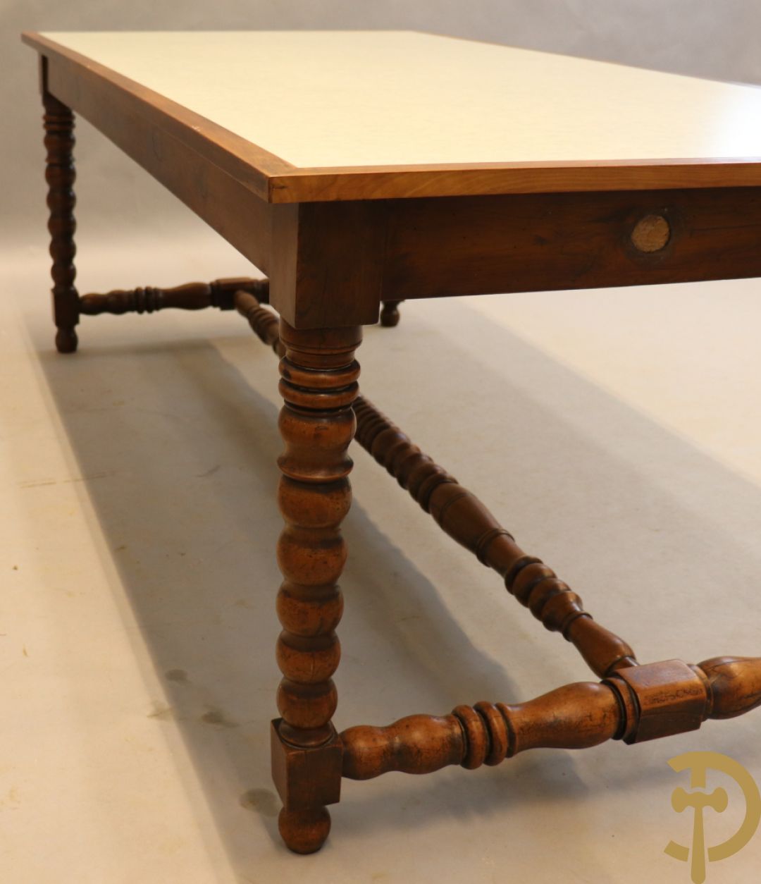 Landelijke tafel op ballusterpoten met vernieuwd blad in formica