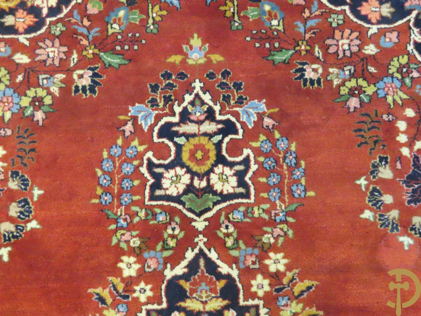 Oosters handgeknoopt tapijt met centraal medaillon en bloemenmotieven op rode fond, Tabriz