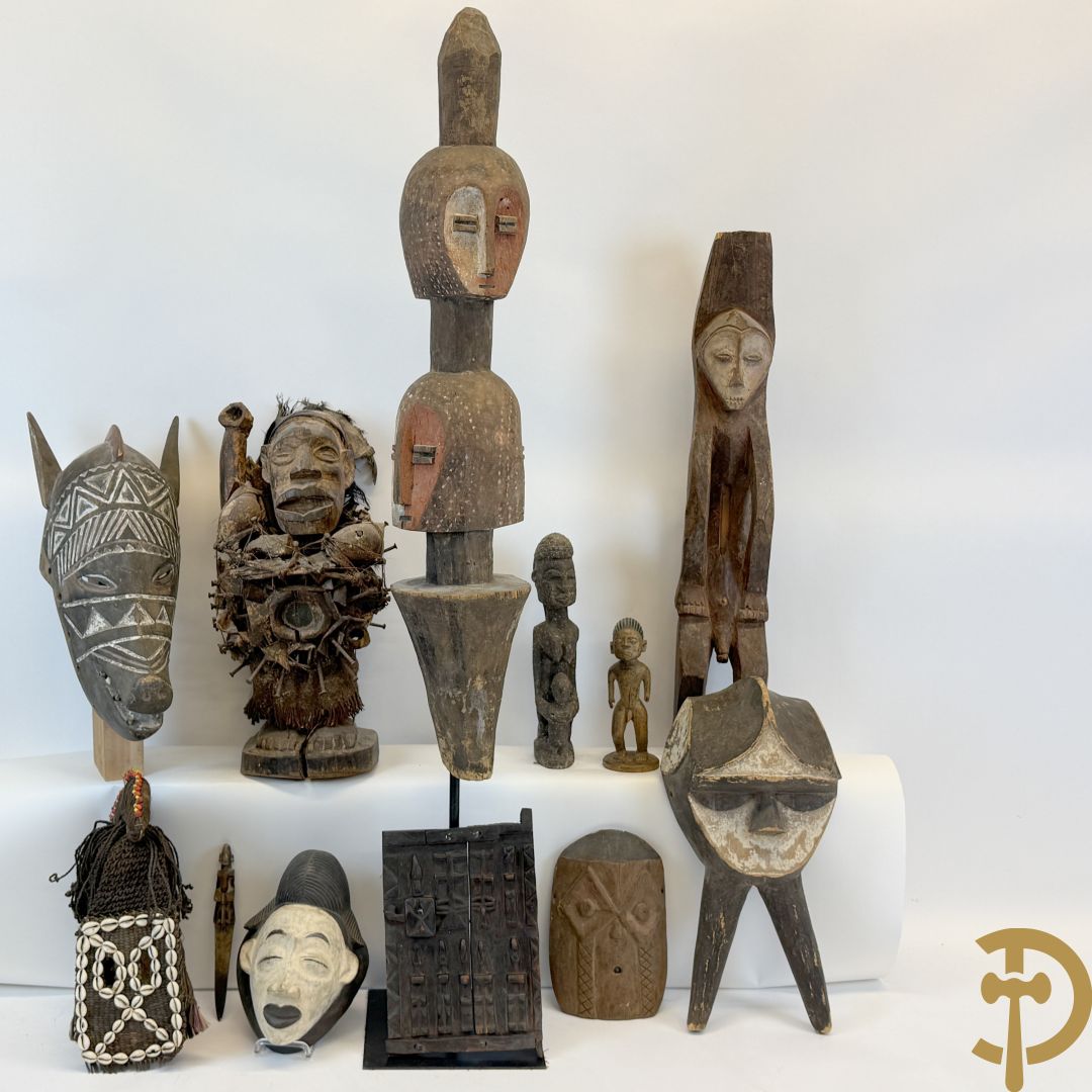 Afrikaanse sculpturen en maskers w.o. Sangye, Dogon, Lega