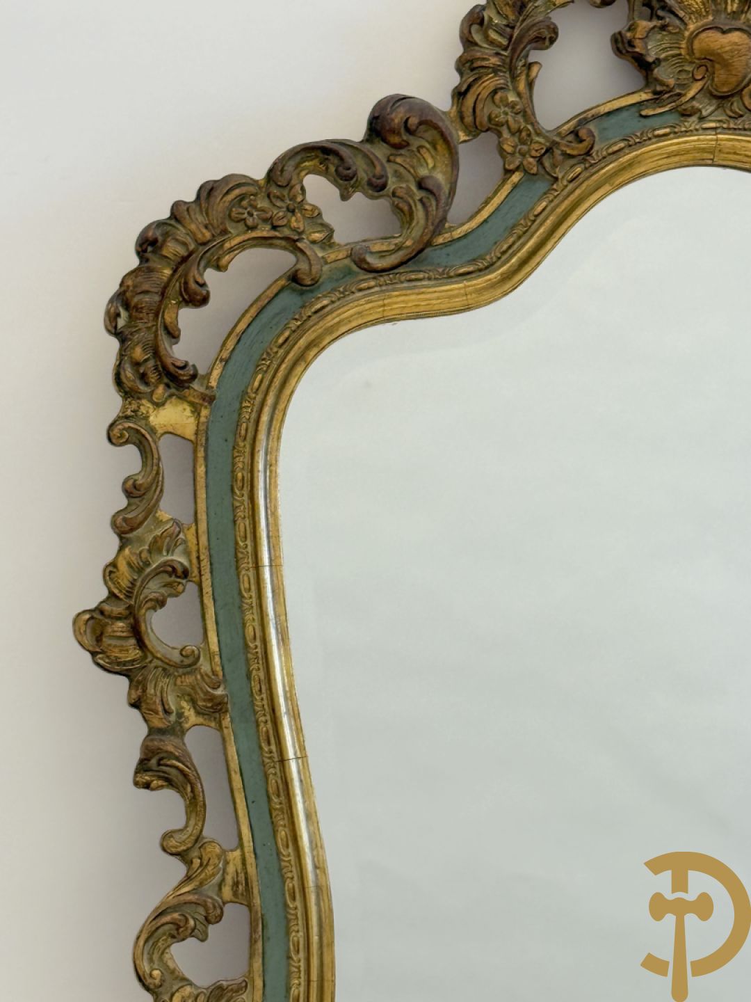 Paar vergulde spiegels met geslepen boord en rocailles, Louis XV stijl