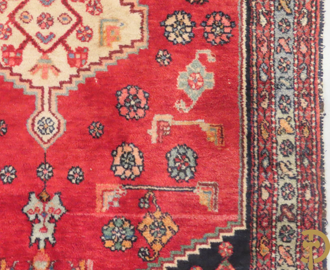 Oosterse handgeknoopt tapijt met geometrische motieven op blauwe fond Malayer + Oosters handgeknoopt tapijt met bloemenpatronen rode fond Kashkay