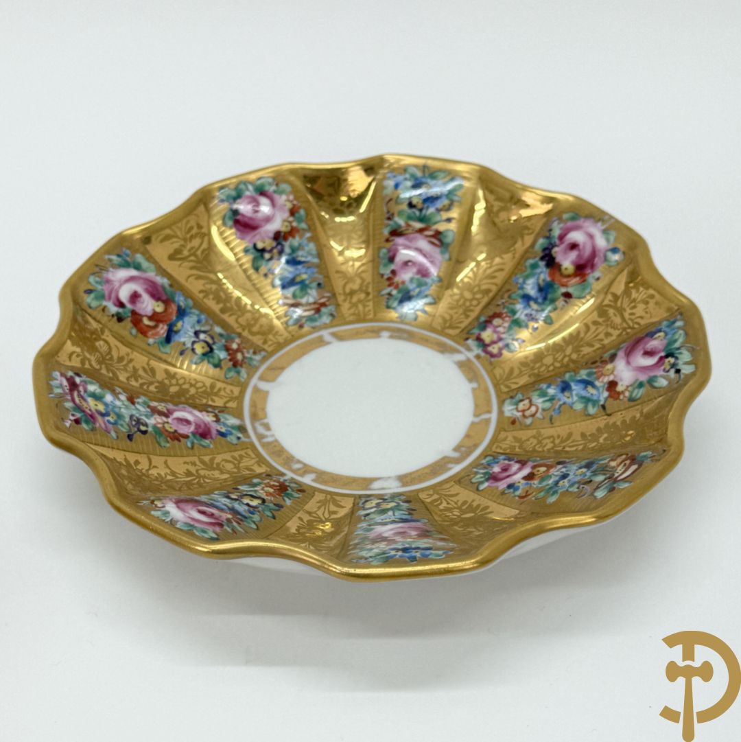 Handbeschilderde porseleinen siervaas met bloemenbeschildering en sfinxen + paar porseleinen cachepots met bloemendecor + 3 porseleinen  kopjes en schoteltjes