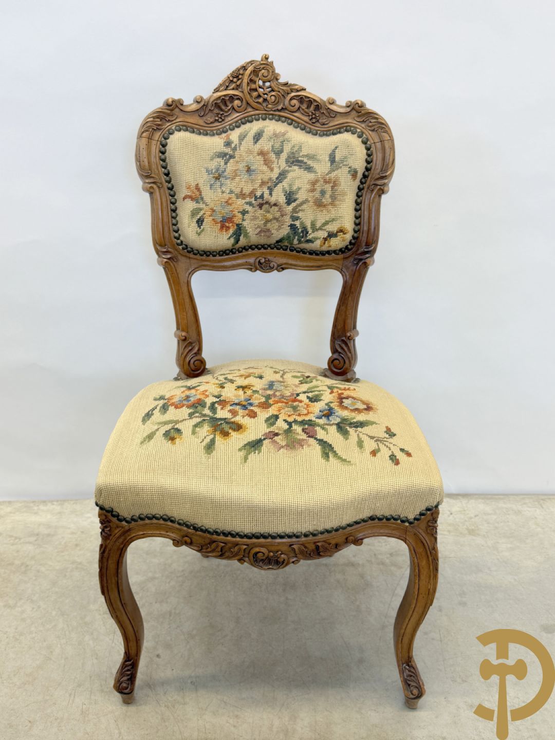 Paar armzetels bezet met petit points + 2 bijhorende stoelen