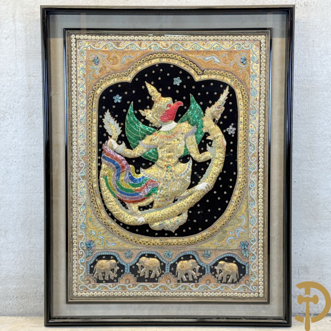 Groot Thais handgemaakt tafereel met boedhistische figuren en paradijsvogel