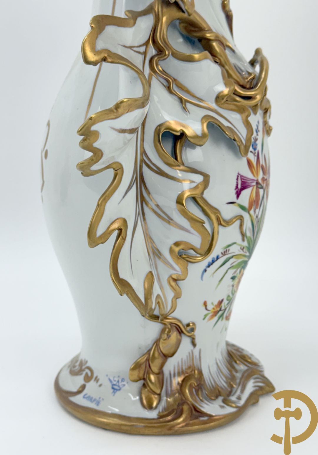 Paar porseleinen cornetvazen met bloemendecor, deels verguld, gemerkt Capo di Monte