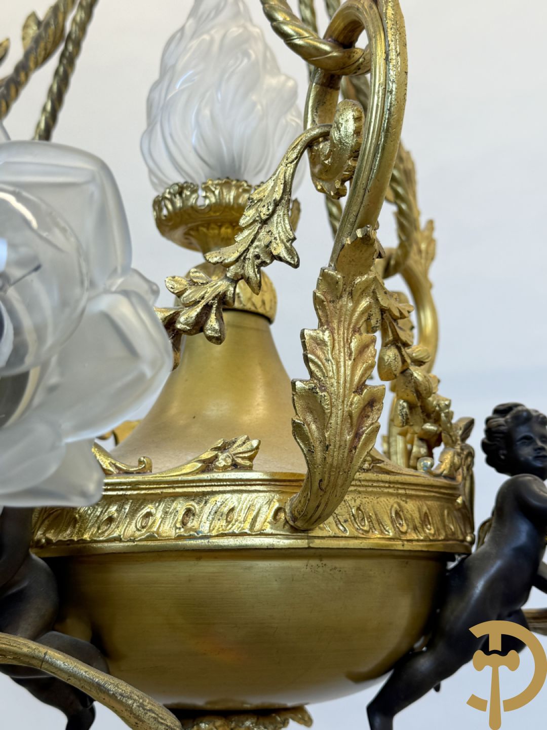 Vuurvergulde bronzen luchter met 3 armen bezet met cupido