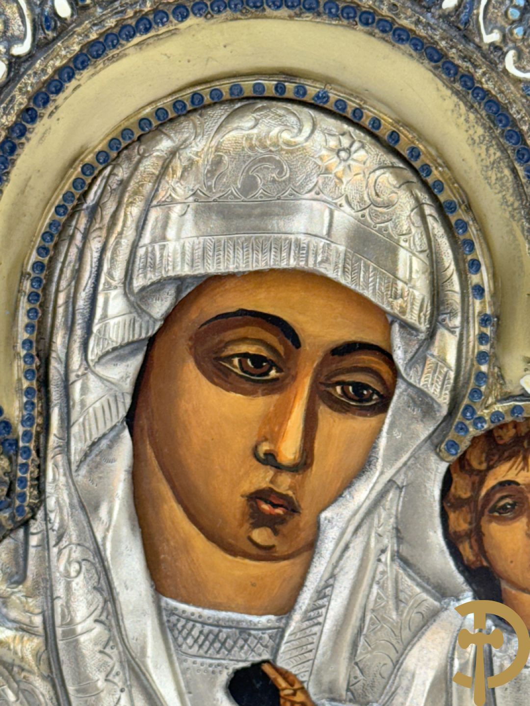 Ikoon met voorstelling van Madonna met kind met verzilverde rizza