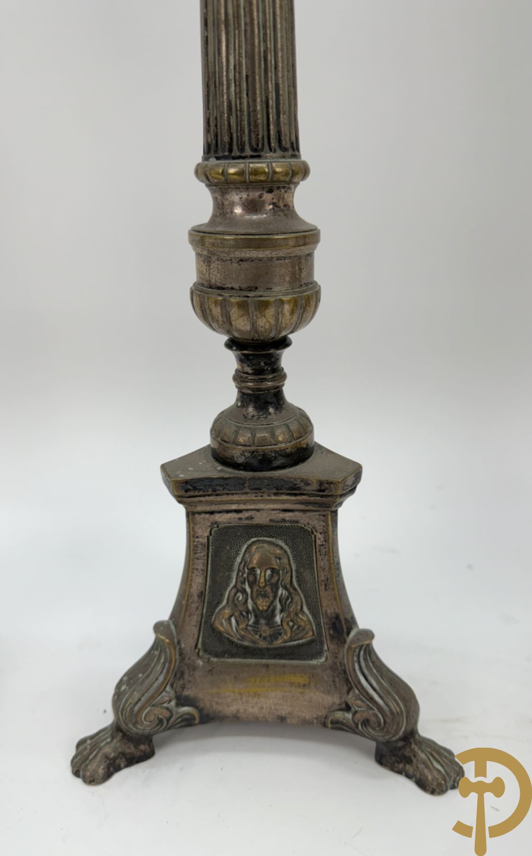 Drie paar religieuse kandelaars in brons en koper