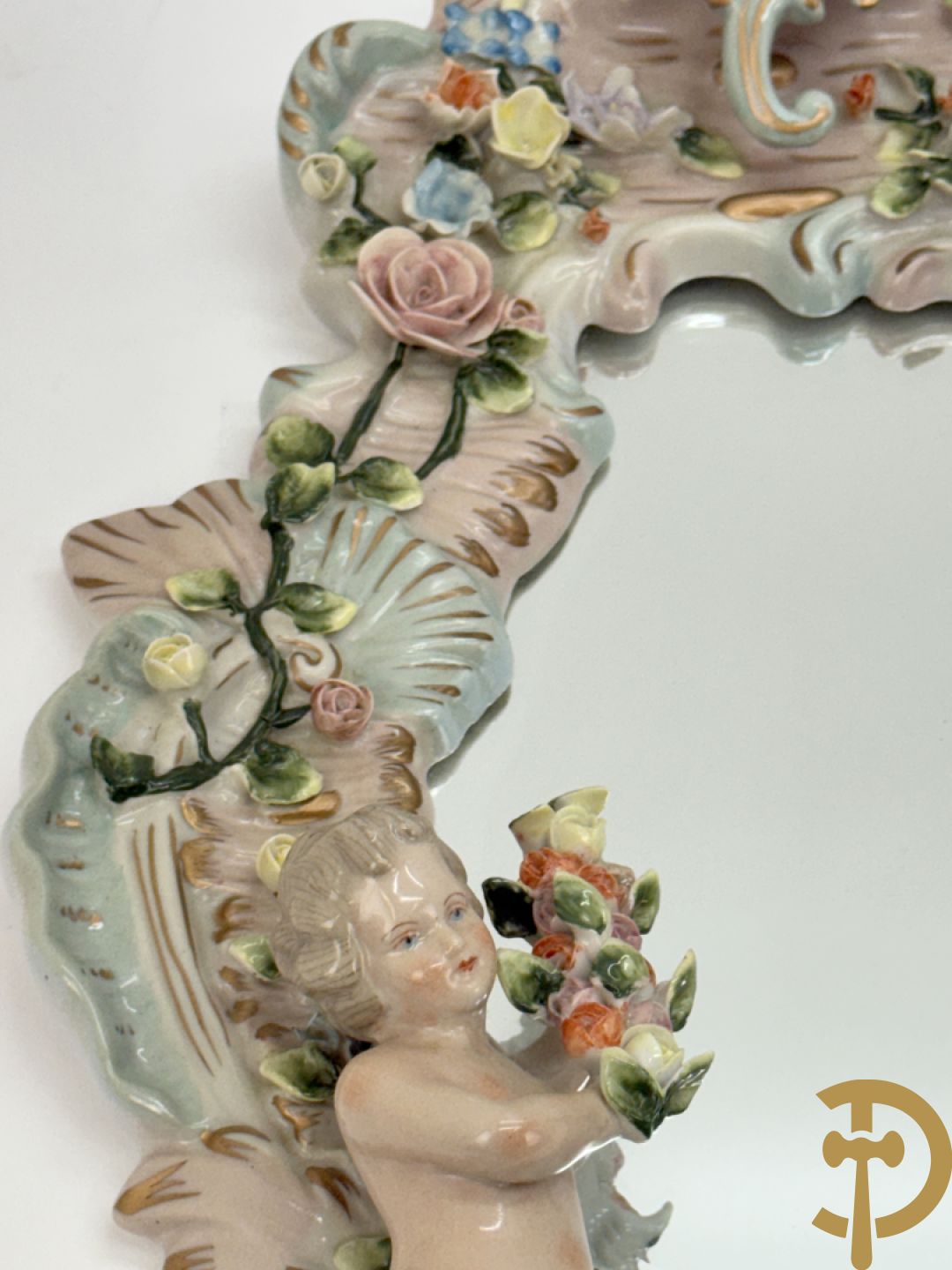 Porseleinen spiegel met cupido en bloemen bezet + porseleinen beeld met cupido en rocailles