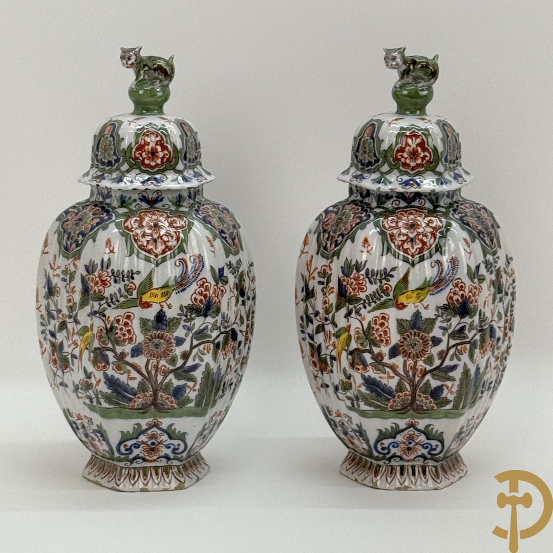 Paar polychrome Delftse zeshoekige dekselvazen met bloemen- en vogeldecor + 4 Strassbourgborden