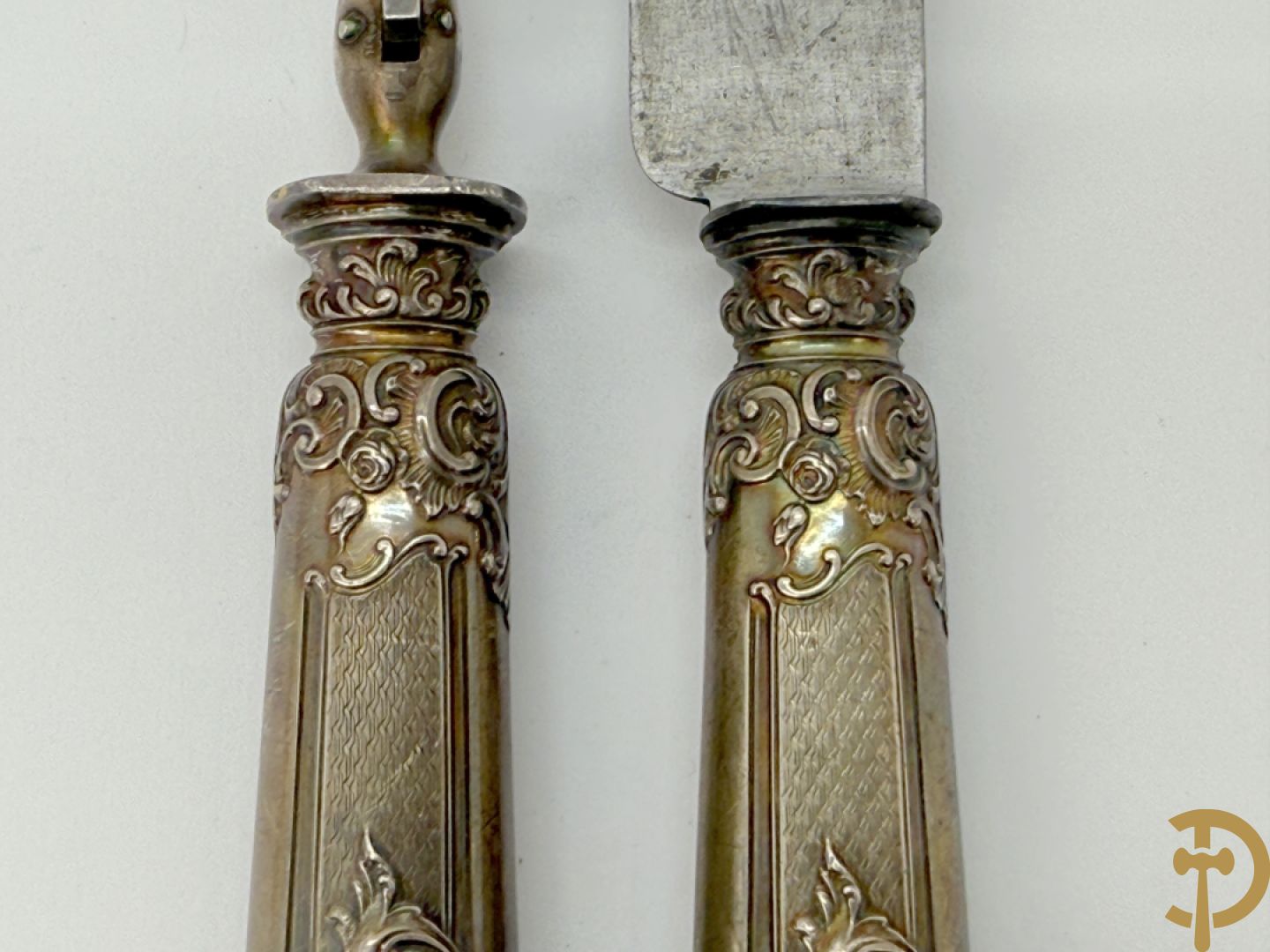 Vleesbestek met Neo Renaissance motieven, met zilverpoinçons