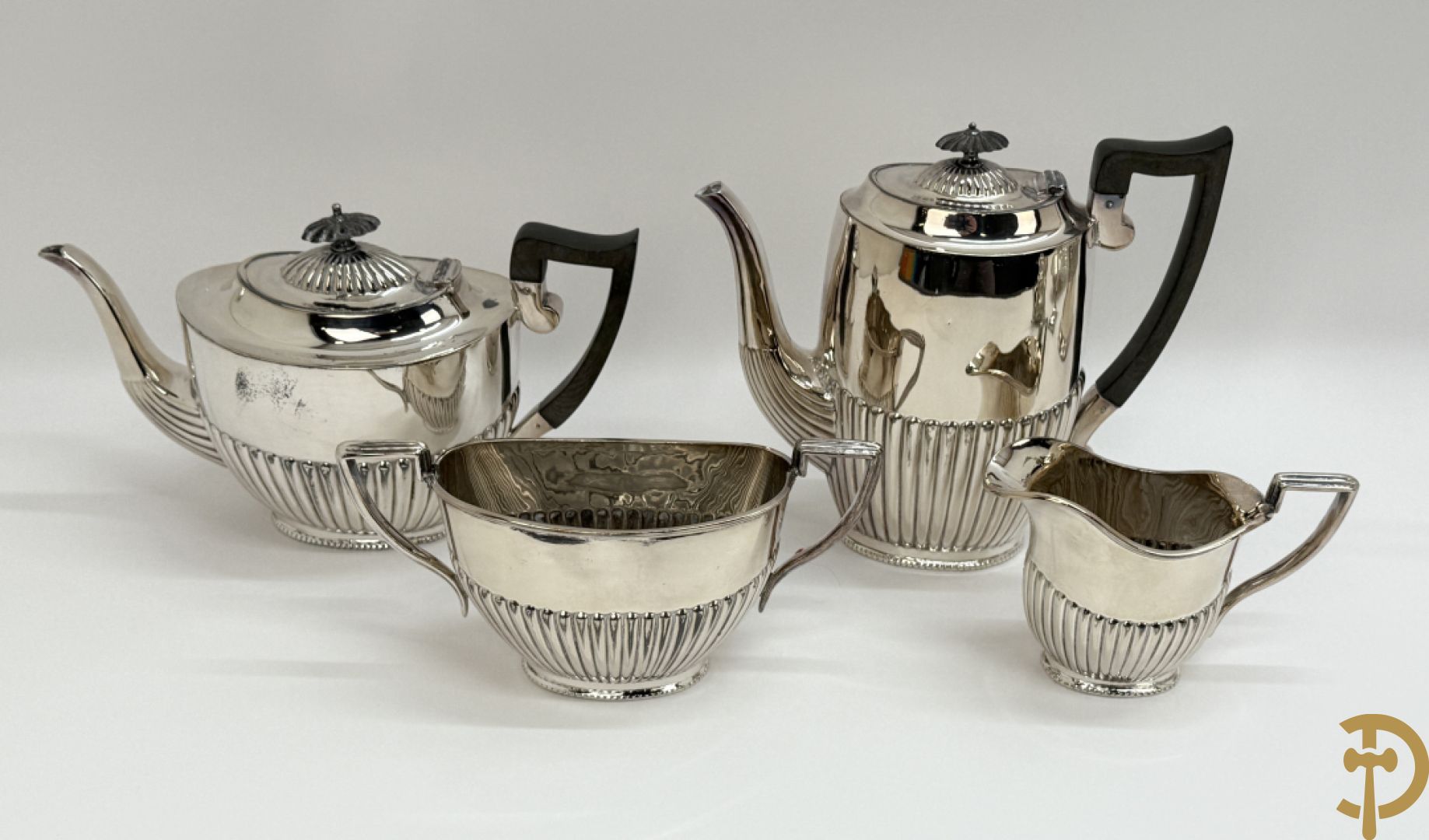 Engels verzilverd koffie- en theeset + verzilverde koekjesschaal + 2 verzilverde coupes + 2 verzilverde kandelaars + verzilverd kannetje