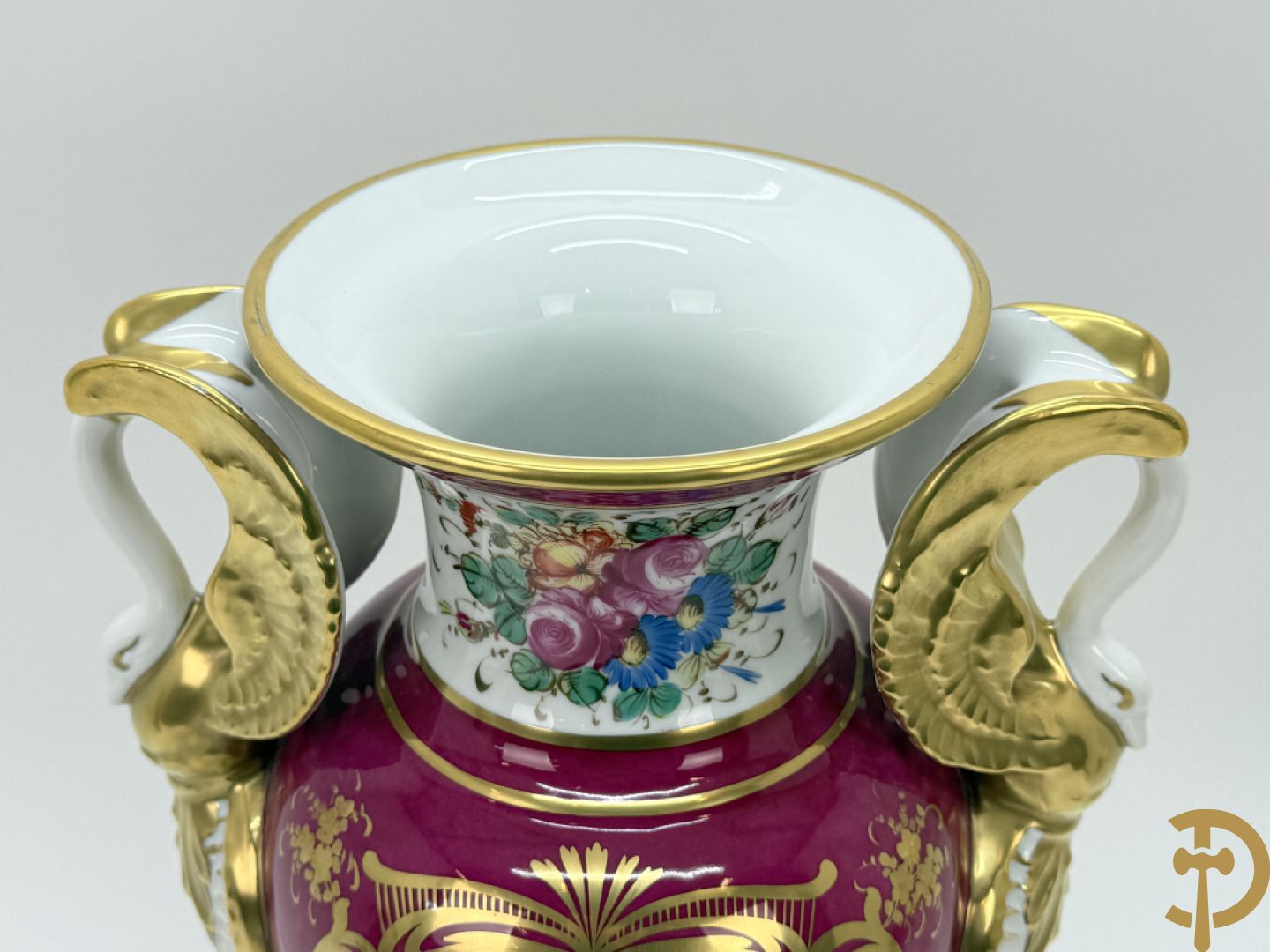 Handbeschilderde porseleinen siervaas met bloemenbeschildering en sfinxen + paar porseleinen cachepots met bloemendecor + 3 porseleinen  kopjes en schoteltjes